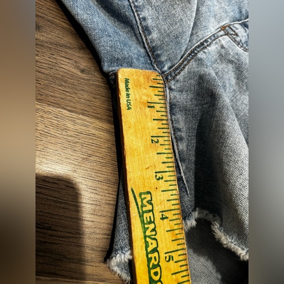 Seven7 Light Blue Denim Jeans frayed size 4 vacation casual weekend short - Picture 8 of 9
